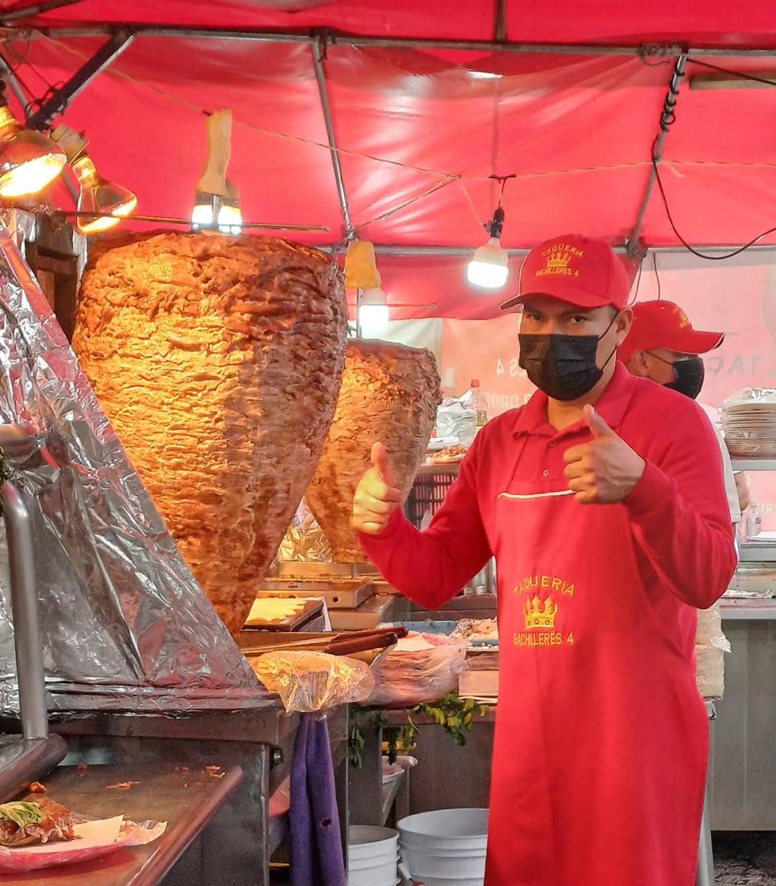 Taquero de Bachilleres 4 junto al trompo de pastor
